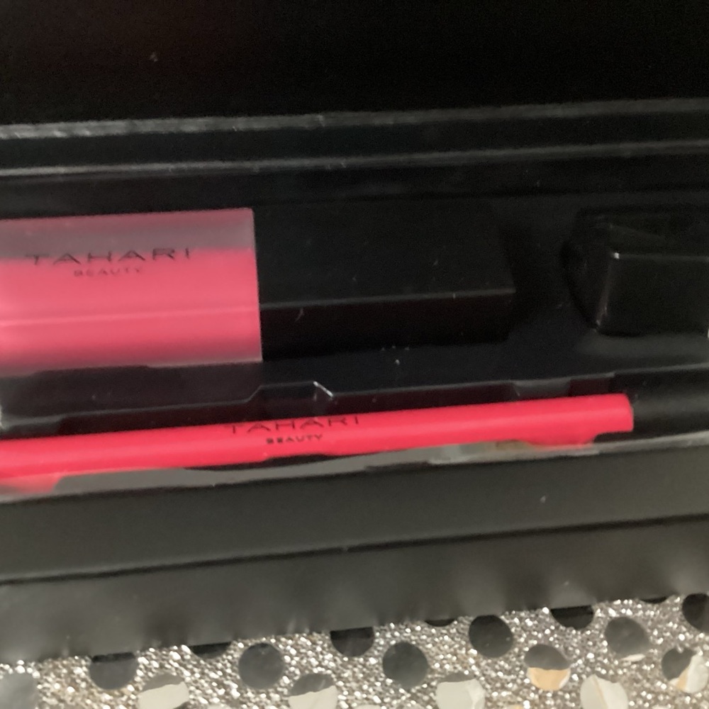 Tahari matte liquid lip set pink